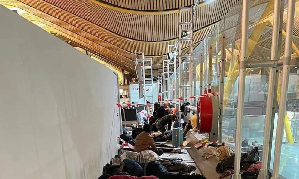 Ισπανία: Εκατοντάδες μετανάστες κοιμούνται στο αεροδρόμιο της Μαδρίτης